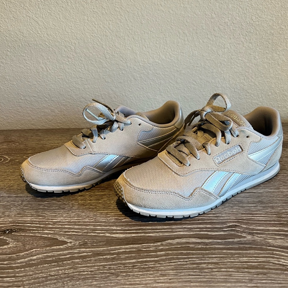 Women’s classic Reebok gray Sneakers tennis shoes sz 8